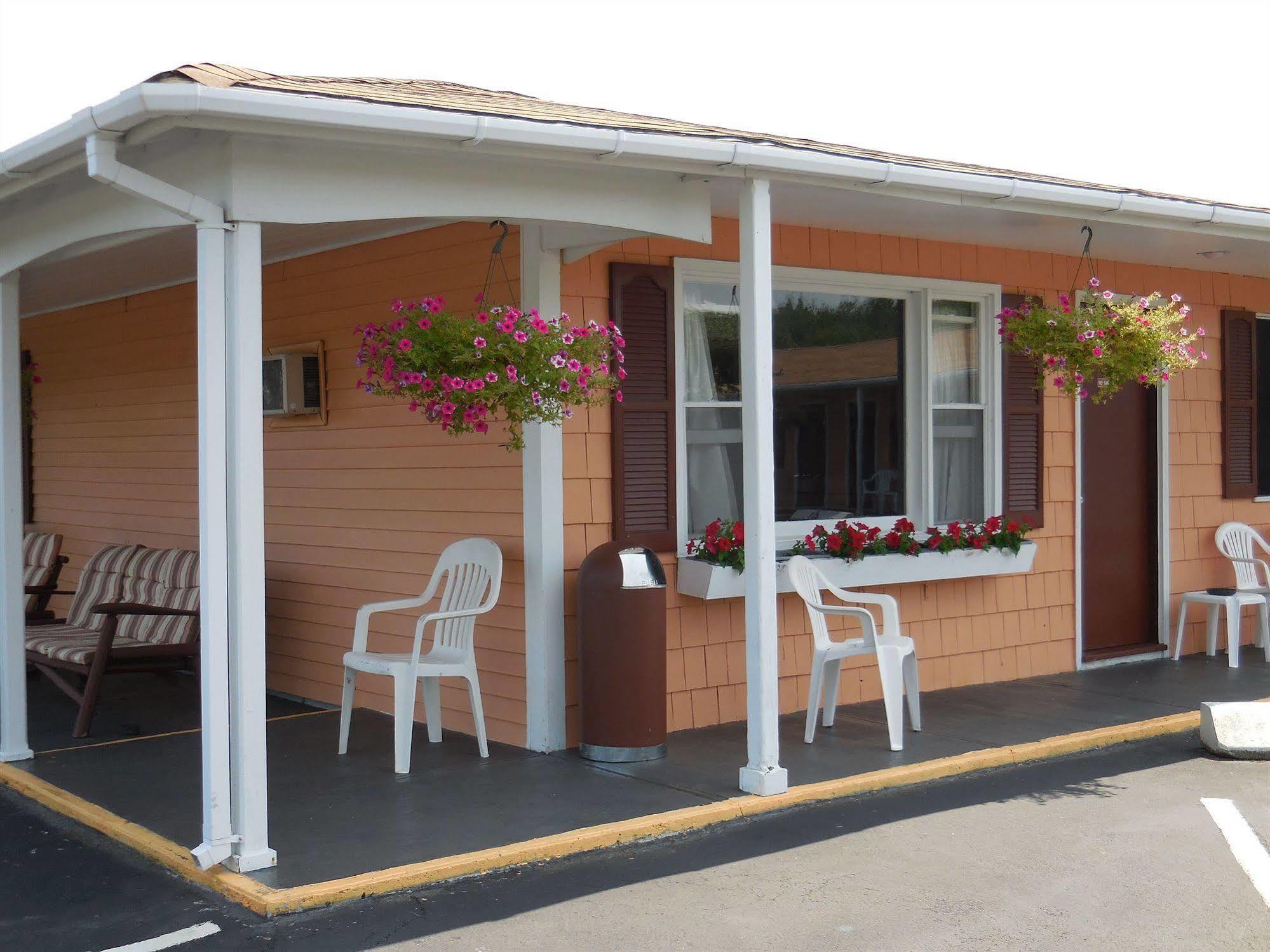 Acadia Gateway Motel Трентън Екстериор снимка